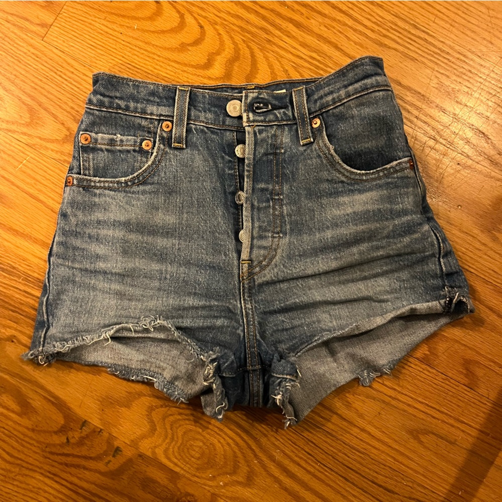 Levi’s ribcage shorts size 23